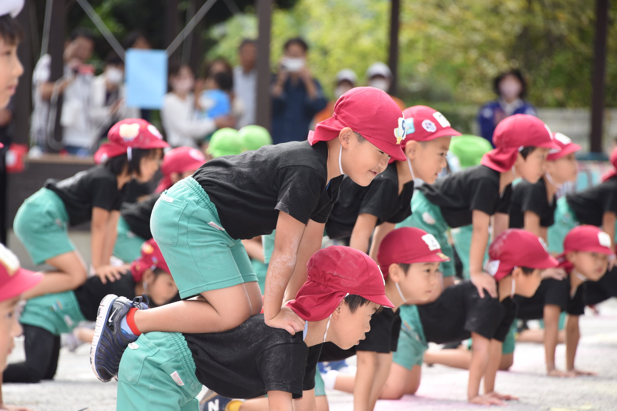 園庭で遊ぶ子どもたちの画像