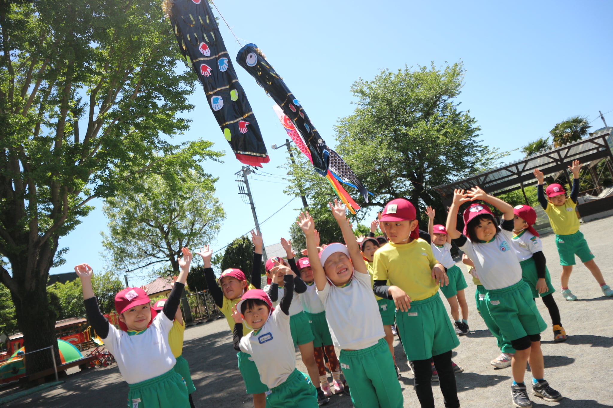 園庭で遊ぶ子どもたちの画像